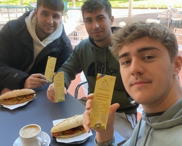 Grupo de jóvenes en terraza mostrando el marcapáginas de Els Ulls de la Terreta