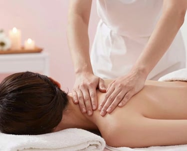 Femme recevant un massage du corps et du dos par une esthéticienne professionnelle - Glow By Tyfene