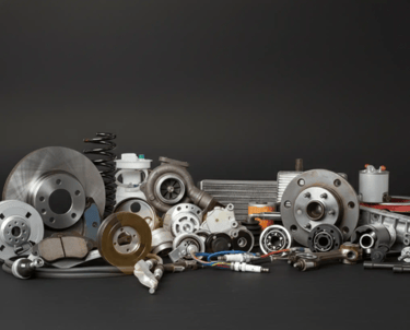 Arte exibindo diversas peças usadas para veículos da Auto Demolidora Venâncio em Venâncio Aires RS