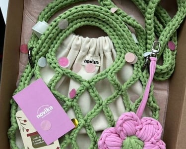mochila y llavero tejido a crochet con trapillo, de color verde y rosa