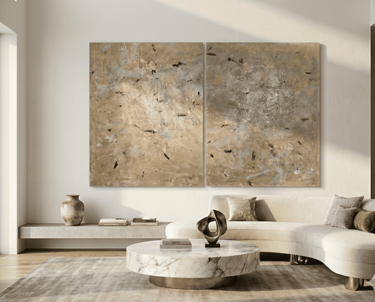 Moderna sala de estar con un sofá curvo blanco y una gran pared de lienzo abstracto en tonos dorados