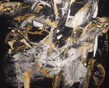 Pintura expresionista abstracta moderna con pinceladas atrevidas en negro, blanco y oro metálico.