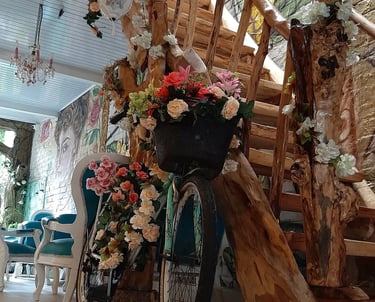 Visicleta antigua con canasta de Flores hace parte de la decoración de La Cascada Restaurant