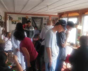 Un grupo diverso de personas reunidas en una feria de emprendimientos en sala comunitaria 