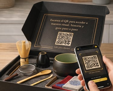 Kit de té matcha presentado en caja negra abierta, con utensilios ordenados y un móvil escaneando un