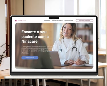 A imagem mostra um laptop com a homepage do site Ninacare