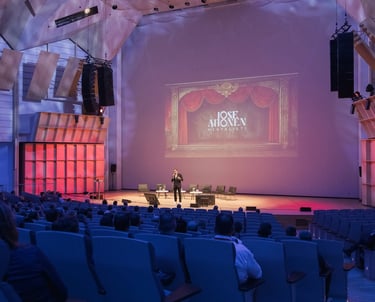 Jose Ahonen pitämässä Ihmismielen bugit -keynote-puheenvuoroa yritystapahtumassa