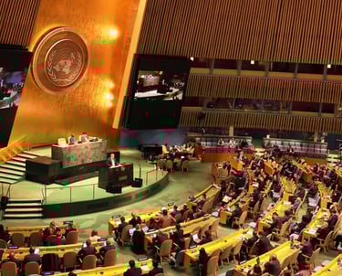 Plenário lotado da Assembleia Geral da ONU durante um discurso, representando a magnitude dos debate
