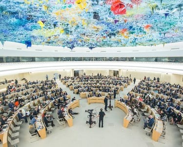 Salão principal do Conselho de Direitos Humanos da ONU em Genebra, destacando o icônico teto colorid