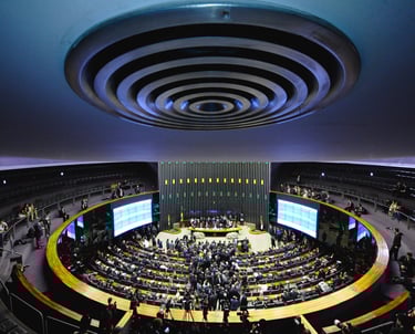 Visão interna do plenário da Câmara dos Deputados do Brasil durante uma sessão com parlamentares, il