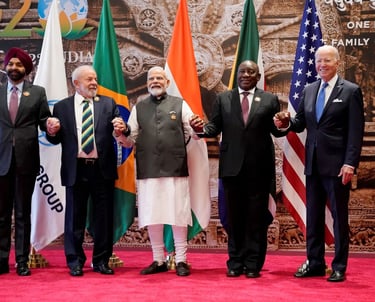 Líderes mundiais do G20, incluindo o presidente do Brasil, de mãos dadas em um gesto de cooperação d