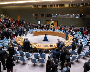 Visão geral da famosa mesa em formato de ferradura do Conselho de Segurança da ONU (CSNU), com diplo