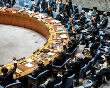 Delegados do Conselho de Segurança da ONU levantando as mãos durante uma votação oficial de resoluçã