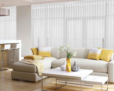 Stilingi roletai bei plisuotos žaliuzės langams namuose
