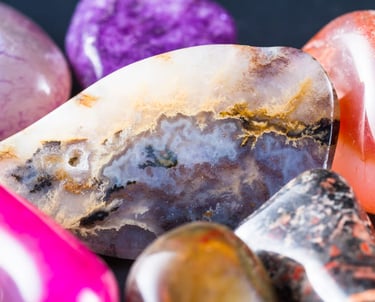 Piedras preciosas amarillas, moradas, rozadas y naranjas