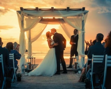 preciso de uma imagem de um casamento, onde apareça a noiva e o noivo, em um por do sol, faça 