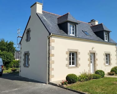 Maison bretonne après un ravalement de façade réalisé par l'artisan DM Rénovation