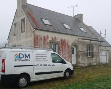 Camion DM Rénovation sur chantier de ravalement et nettoyage hydrofuge à Guipavas 29490