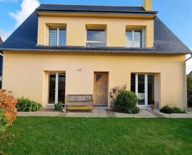 Traitement fongicide anti-mousse et nettoyage des algues rouges sur un pignon exposé à Saint-Pol-de-Léon