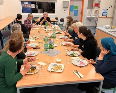 Menschen verschiedener Kulturen beim gemeinsamen Kochen über den Tellerrand in Niederkrüchten