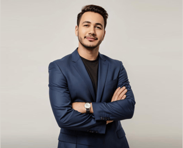 Imagem do Chello que é expert de fluência em Inglês Norte-Americano de braços cruzados