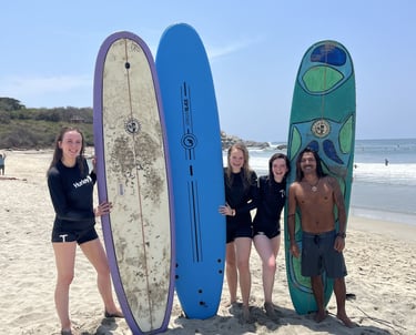 AMIGAS TOMANDO EL CURSO GRUPAL DE SURF EN PUERTO ESCONDIDO