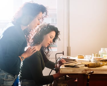 2 mujeres trabajando en taller de macrame