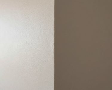 Close-up of a perfectly painted wall corner with invisible seams. Soft daylight highlighting the texture-free surface. High-end Brazilian apartment.