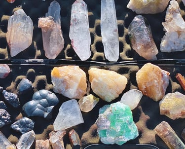 Una colección de cristales curativos en bruto