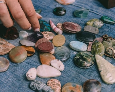 piedras preciosas de diferentes tamaños en una mesa
