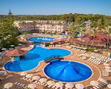 Swimming Pools and Sun Loungers at Zafiro Can Picafort