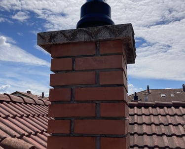 Régi, falazott kémény béleléssel modernizált állapotban.