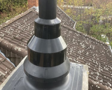 Régi, falazott kémény új, UV-álló, PPS kitorkollása bélelés után.