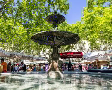la place aux herbes, sa fontaine, à Uzès