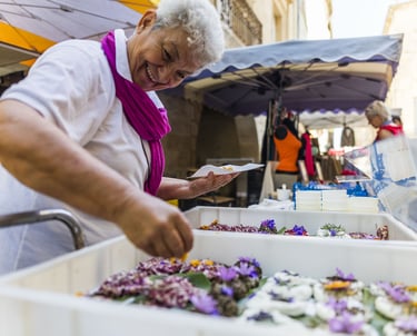 mme cristofoli préparant ses célèbres petits fromages sur la place aux herbes à Uzès