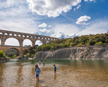 baignade dans le gardon au pied du pont du gard
