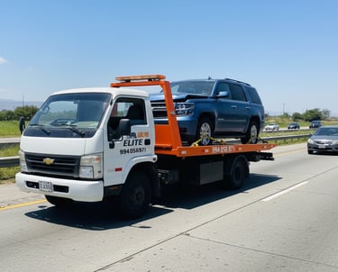 Camión grúa de plataforma transportando una camioneta SUV en una avenida urbana de Lima