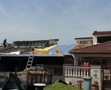 Adding aluminium foil and fibreglass wool for thermal insulation of metal deck roofing