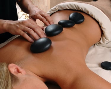 Stone massage rilassante con pietre calde a Riccione centro estetico Estetica Membelai