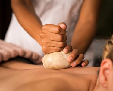 Massaggio Pindasveda ayurvedico con sacchetti caldi di erbe per detossinazione e rilassamento