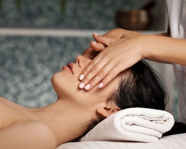 Trattamento viso anti-age ayurvedico per distendere le rughe e illuminare la pelle