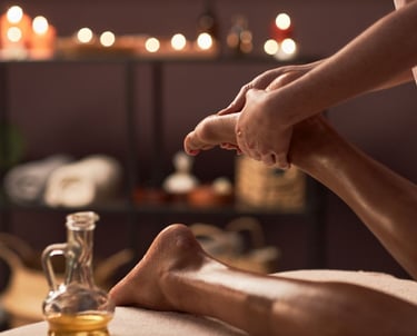 Massaggio Padabhyanga ayurvedico ai piedi per rilassamento profondo e riequilibrio energetico