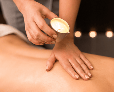 Massaggio con candele calde per nutrimento e relax corpo a Riccione