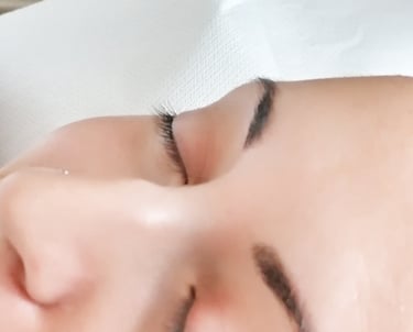 Ciglia dopo laminazione con effetto curvato e naturale eseguito presso centro estetico Riccione