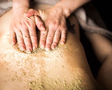 Massaggio Udvartana ayurvedico esfoliante con polveri naturali per tonificazione e drenaggio