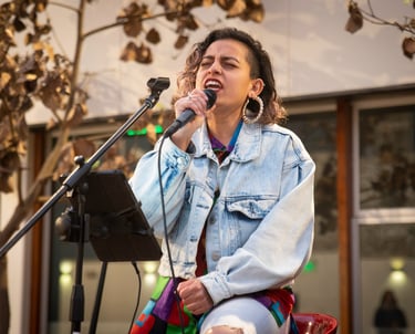 Lorena Uría cantando en el CentroCultural El Británico, en un tributo a las Divas del Pop Británico.