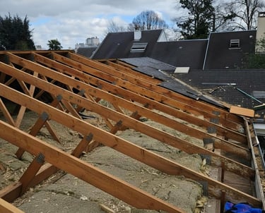 Toiture découverte travaux en cours de changement de toiture