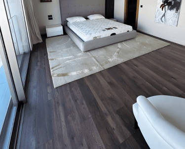 parquet massif au Maroc installation sol intérieur bois moderne et finition élégante