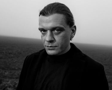 Portret mężczyzny w czerni i bieli, Opole