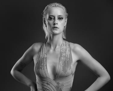 Portret kobiety w studio, czerń i biel